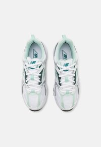 New Balance MR530 UNISEX - Baskets basses - white/blanc - ZALANDO.FR
