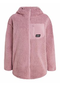 Giacca in pile rosa con una texture morbida, cappuccio e una tasca sul petto con zip che presenta un logo. Vestibilità rilassata e design dell'orlo arcuato.