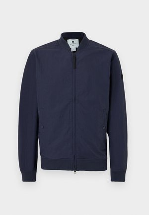 Casaco de bombardeiro azul-marinho com fecho éclair, punhos e bainha canelados, e dois bolsos laterais. Feito de material suave e leve.
