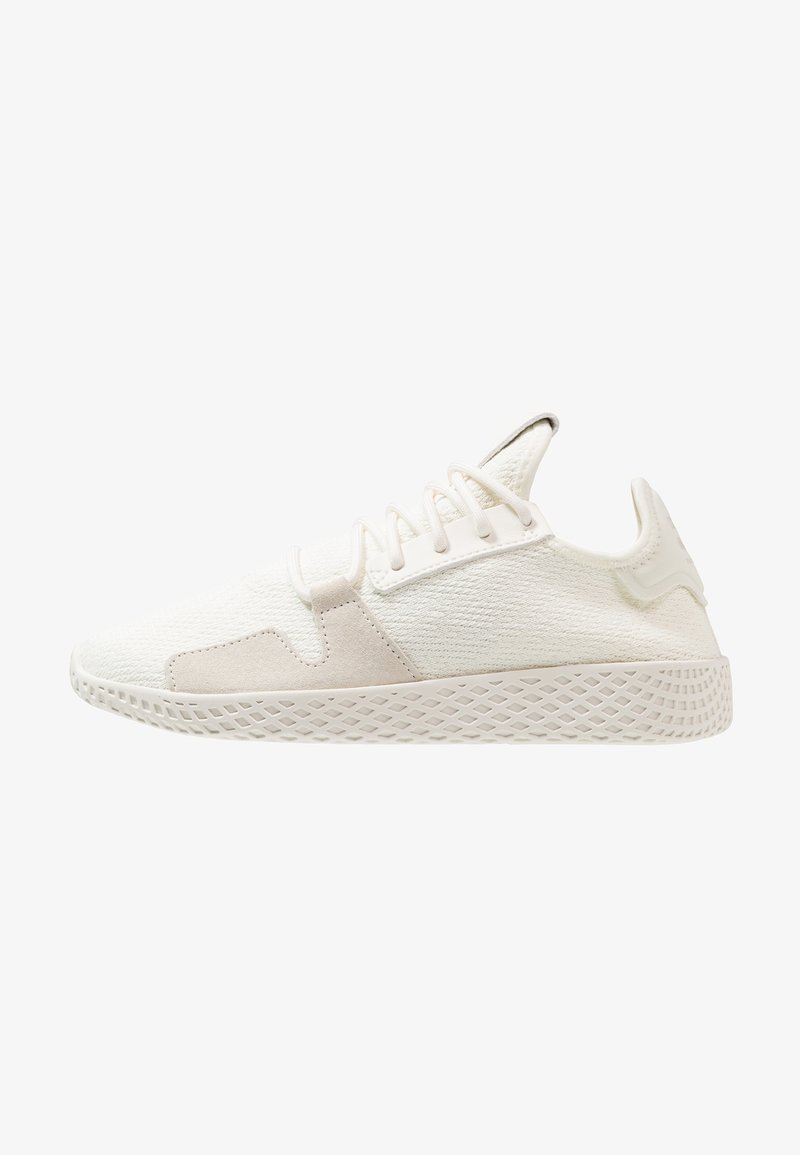 Matalavakso moinen värin valkoinen sneaker, jossa on neulottu päällinen, keinonahkakoristukset, valkoiset nauhat ja teksturoitu pohja nähtynä vasemmalta puolelta.