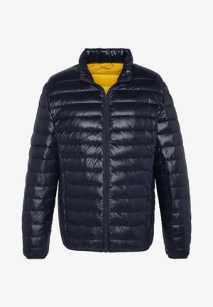 Námořnická modrá péřová bunda se zipem vpředu, prošívaným designem, vysokým límcem a vnitřním žlutým podšíváním; vyrobena z lesklého syntetického materiálu.