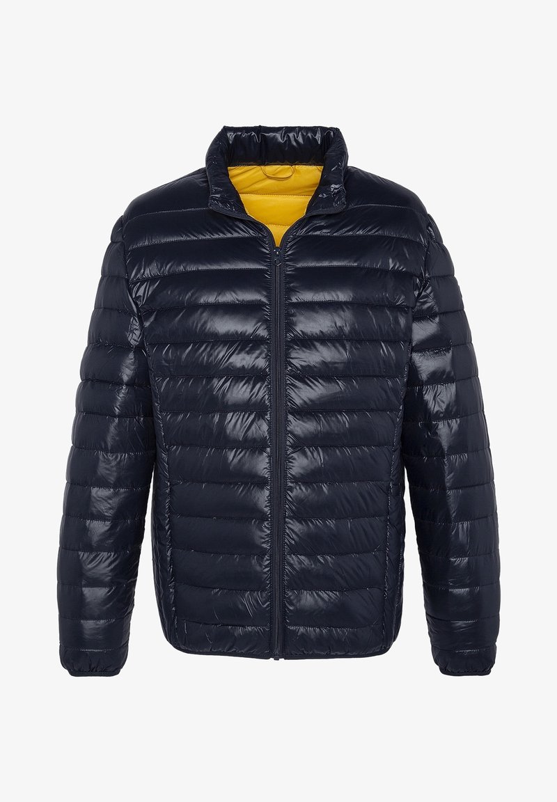 Námořnická modrá péřová bunda se zipem vpředu, prošívaným designem, vysokým límcem a vnitřním žlutým podšíváním; vyrobena z lesklého syntetického materiálu.