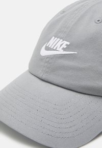Nike Sportswear HERITAGE FUTURA - Kapa - particle grey/white