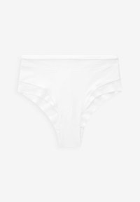 Witte katoenen slips met een gladde textuur, minimalistisch ontwerp, elastische tailleband en subtiele zijknipsels voor een moderne pasvorm.