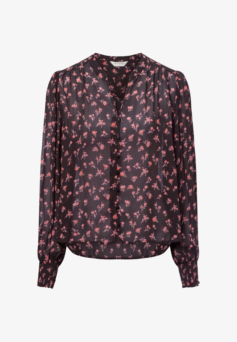 Blouse noire à fleurs avec manches longues, doté d'un col en V, d'une fermeture à boutons et de poignets froncés. De petites fleurs roses parsèment tout le tissu.