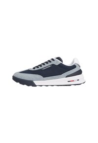 Zapatillas con un esquema de colores en gris y azul marino, materiales de gamuza y malla, diseño de cordones y una suela blanca gruesa con detalles de acento.