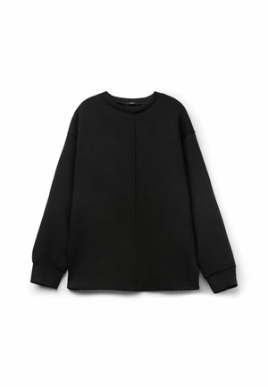 Sudadera negra hecha de tela suave, con cuello redondo y mangas largas con puños acanalados, diseño minimalista y sin patrones visibles.