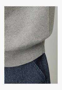 Sélectionné, gris foncé