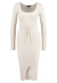Rippendes cremfarbenes Kleid mit langen Ärmeln, Rundhalsausschnitt und Taillengürtel. Es hat einen mittellangen Saum mit einem Schlitz vorne für zusätzliche Details.