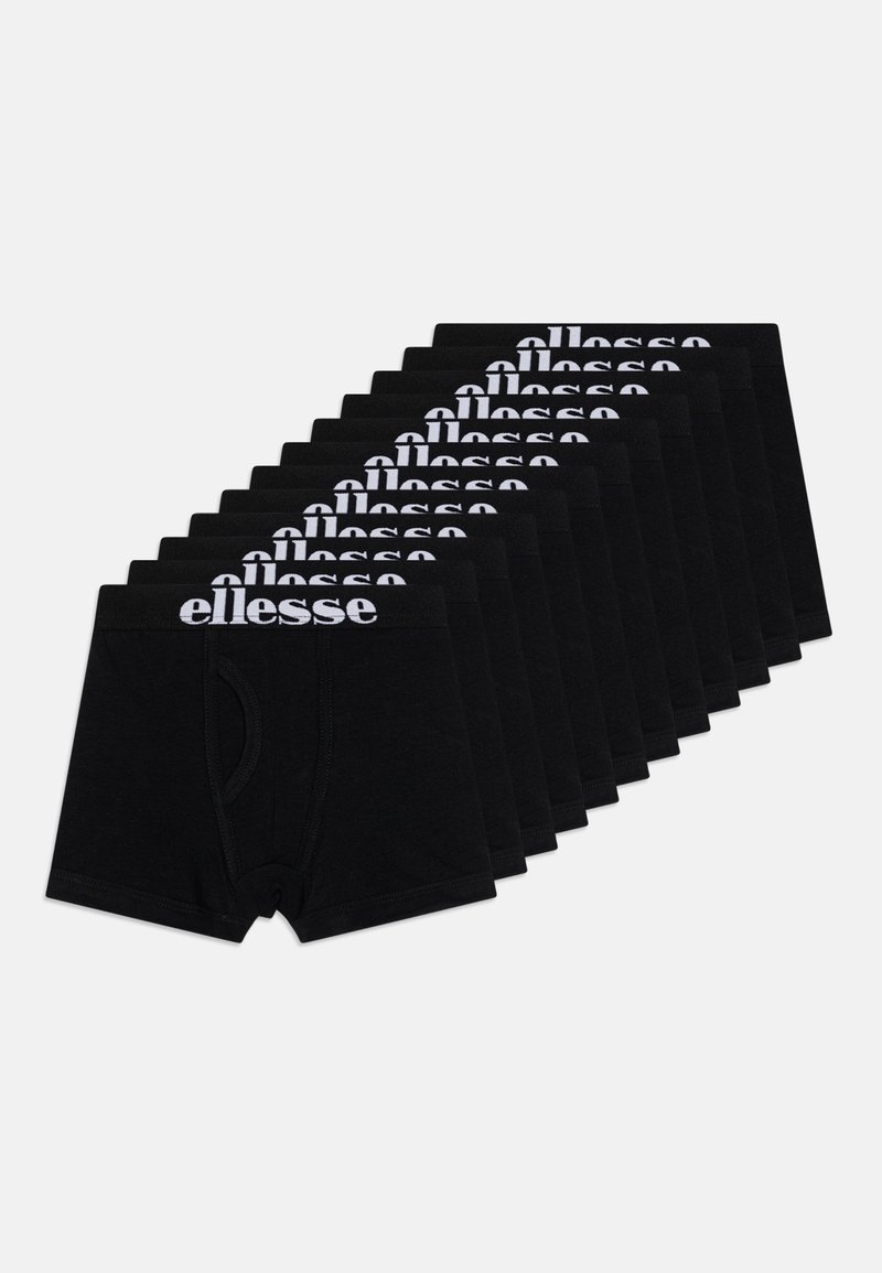 Shorts en coton noirs avec une ceinture élastique blanche portant le logo "ellesse". Ensemble de plusieurs pièces disposées en rangées.