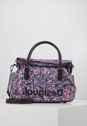 Petit sac à main avec des poignées noires, motif tissé coloré, bandoulière chaîne, et logo noir « Desigual » sur le devant.