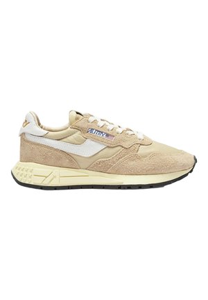 Sneaker in camoscio e tessuto beige e crema con dettagli bianchi, lacci bianchi e suola spessa color avorio con battistrada nero.