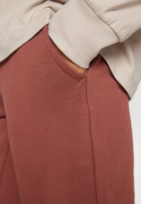 Pier One 2 PACK - Tracksuit bottoms - tan
