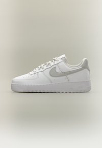 Damskie skórzane buty Nike Air Force w rozmiarach 37.5-40.5 (możliwe 229,50 zł z kodem) @ Zalando