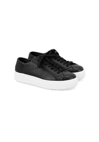Schwarze Ledersneaker mit strukturiertem Obermaterial, runder Spitze und weißer Gummisohle. Mit schwarzen Schnürsenkeln und dezenten Perforationen an der Seite.