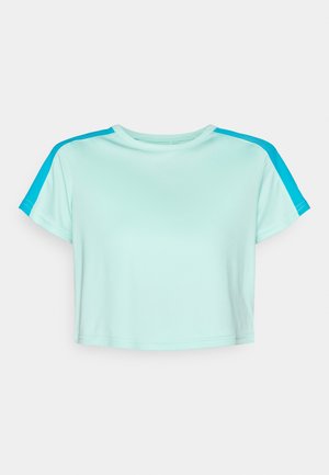 Lühikeste varrukatega, lühikese lõikega T-särk helesinistest kangast, millel on kontrastsed türkiissinised õlavarre paneelid ja ümmargune kaelus.