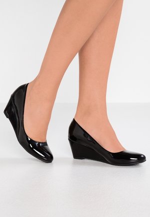 Czółenka na koturnie