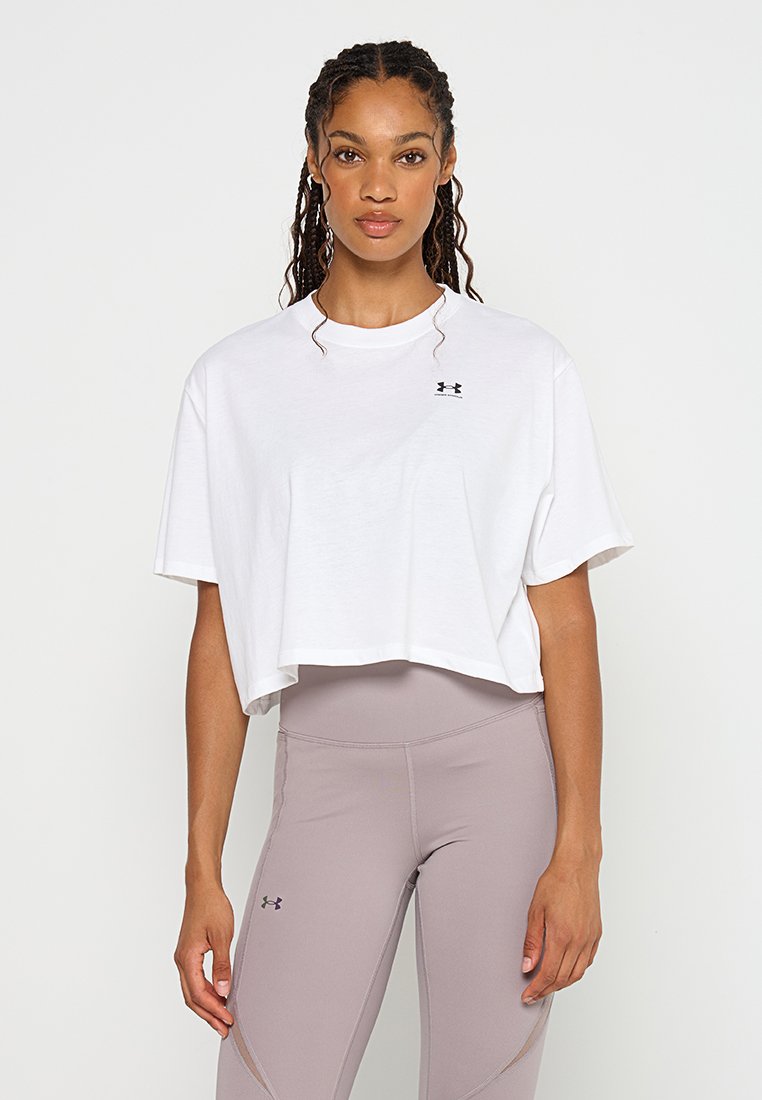 Witte cropped t-shirt van katoen, met korte mouwen en een klein logo op de borst, in combinatie met lichtpaarse leggings.