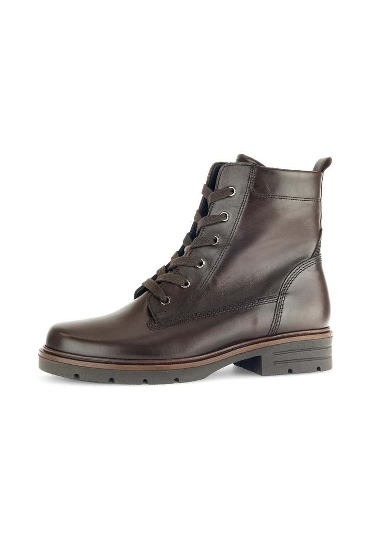 Botín de cuero marrón con cordones, de corte a la altura del tobillo y punta redonda, con textura suave y tacón apilado; presenta costuras y ojales de metal.