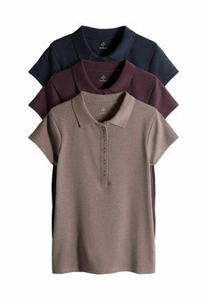 Kolm lühikeste varrukatega soonikkoes polosärki virnas, värvid taupe, tumelilla ja meresinine, nööbitavate plokkide ja kraedega.