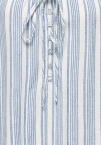 Tissu rayé vertical bleu et blanc, aux rayures serrées, avec une rangée centrale de boutons transparents et un cordon noué en haut.