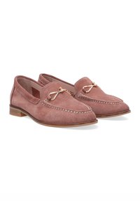 Rosa Wildleder Slipper mit runder Zehenpartie, dekorativer goldener Hardware an der Vorderseite und weißer Naht entlang der Kanten. Flache Holzabsätze.