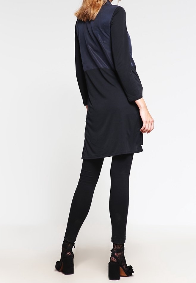 Jupe crayon en simili cuir, longueur au-dessous du genou, jupe mi