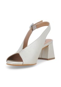 Tacco aperto con cinturino posteriore in pelle metallizzata argento chiaro, dotato di un ampio tacco a blocco e chiusura con fibbia alla caviglia.