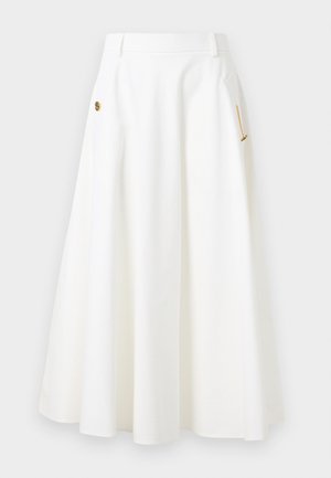 Weißer A-Linien-Midi-Rock mit seitlichen Taschen, goldener Kette und dekorativen Knopfdetails sowie Gürtelschlaufen am Bund.