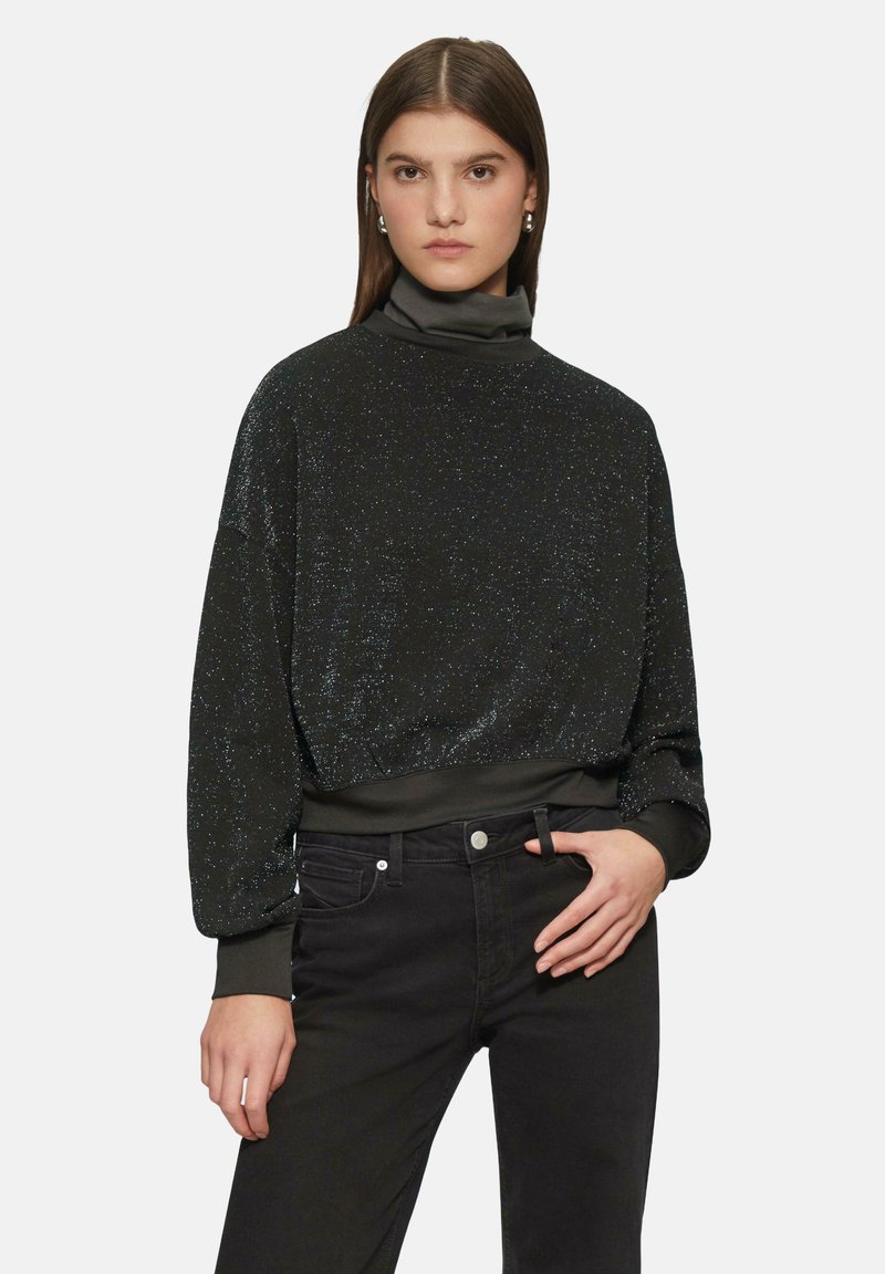 Czarny błyszczący sweatshirt z wysokim kołnierzem i długimi rękawami, o skróconym kroju i gładkiej fakturze. W połączeniu z czarnymi dżinsami.