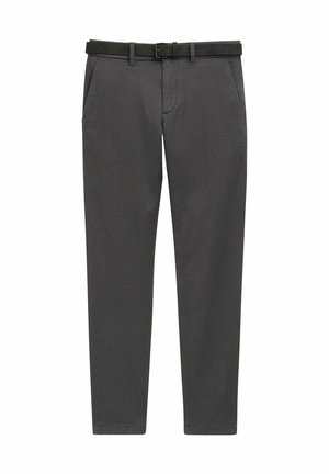 Pantalones grises de tela tejida, con corte recto, bolsillos laterales y un cinturón de cuero negro con una hebilla plateada.