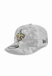 Graue Camouflage-Baseballmütze mit goldenem besticktem Fleur-de-Lis-Logo, Netzseiten und gebogenem Schirm. Verstellbarer Riemen hinten für eine optimale Passform.