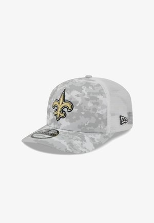 Graue Camouflage-Baseballmütze mit goldenem besticktem Fleur-de-Lis-Logo, Netzseiten und gebogenem Schirm. Verstellbarer Riemen hinten für eine optimale Passform.