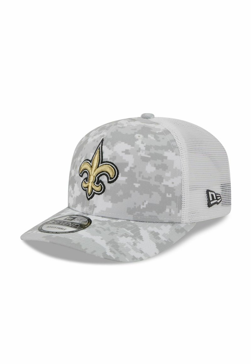 Graue Camouflage-Baseballmütze mit goldenem besticktem Fleur-de-Lis-Logo, Netzseiten und gebogenem Schirm. Verstellbarer Riemen hinten für eine optimale Passform.