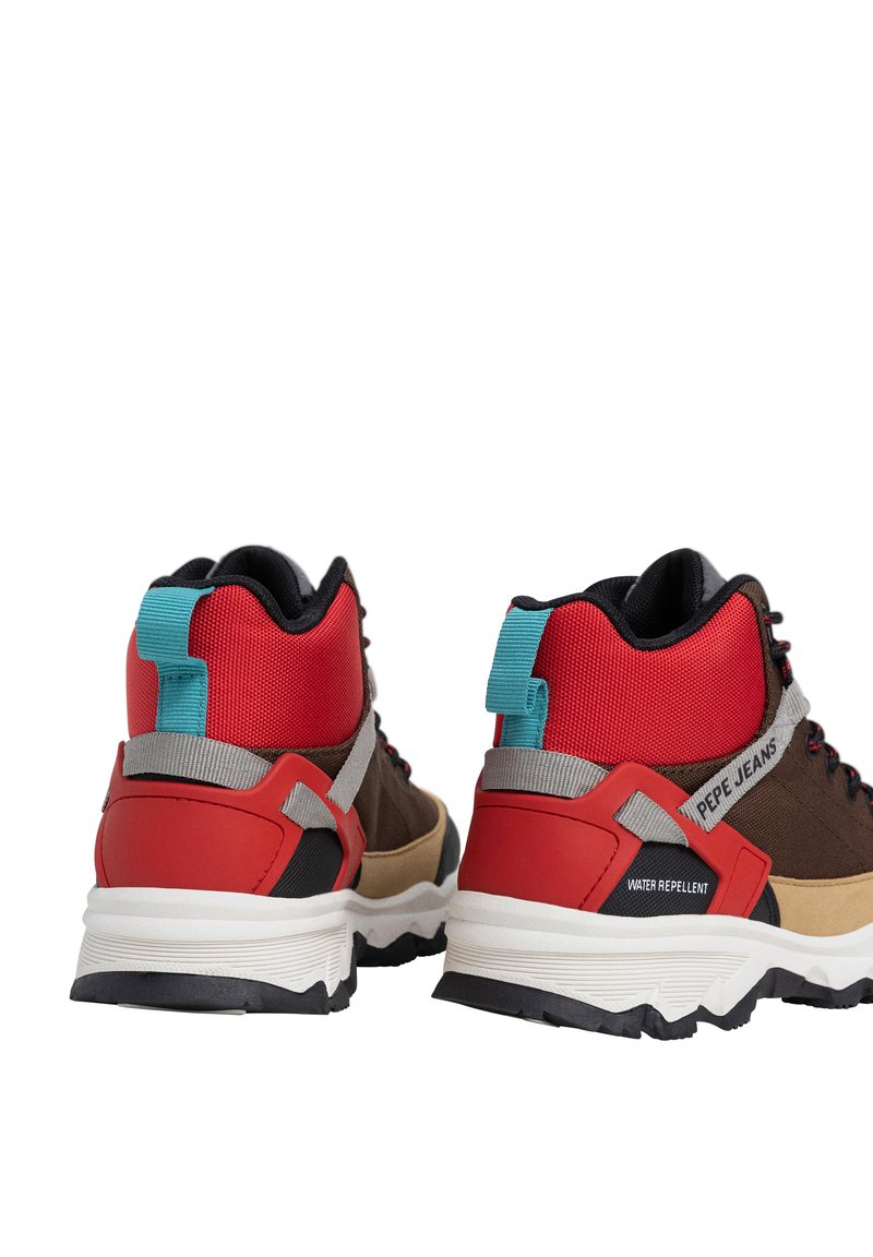 Hochschnitt-Sneaker mit einem braunen Textil-Obermaterial, roten Akzenten, grauen und türkisfarbenen Details sowie einer weißen Außensohle. Verfügt über ein Etikett mit "WASSERABWEISEND".