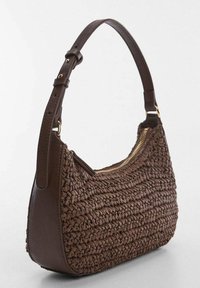 Sac à main tressé marron avec une finition texturée, doté d'une base en cuir et d'une bandoulière, fermeture éclair et détails métalliques dorés.