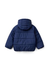 Giacca imbottita blu navy con cappuccio; presenta imbottiture cucite, polsini elastici e un orlo arricciato per maggiore calore e comfort.