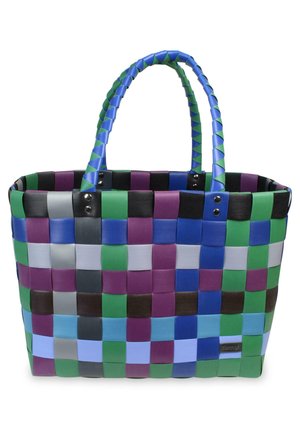 Geflochtener Einkaufstasche in lebhaften Farben: grün, blau, lila, grau und schwarz. Verfügt über robuste Griffe und metallische Akzente zur Verstärkung.