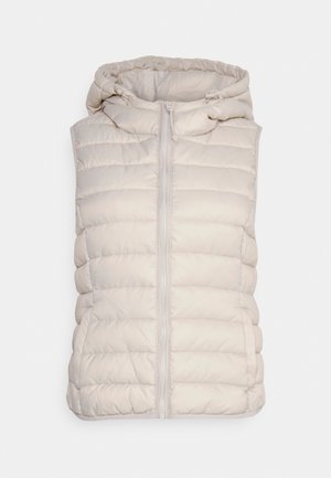 Šviesiai smėlio spalvos pūkinis liemenė su gobtuvu, su priekiniais užtrauktukais ir horizontaliu siuvinėjimu. Minkšta, lygi audinio tekstūra.