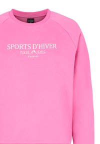 Roze sweatshirt van zachte stof met raglan mouwen. Bevat witte tekst "SPORTS D'HIVER PISTE CHIC Protest" op de borst.