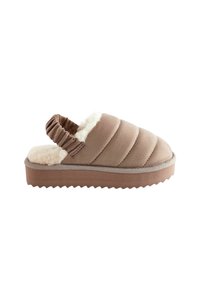 Chaussure marron, matelassée, à enfiler avec une doublure douce et moelleuse et une bande élastique à la cheville. Présente une semelle épaisse et texturée pour une bonne adhérence et un confort optimal.