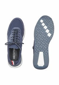 Marineblaue Sportschuhe mit Obermaterial aus Mesh, runder Spitze und weißer Sohle. Geboten wird silbernes Zubehör und eine strukturierte Gummisohle für Griffigkeit.