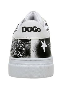 Weiße Sneaker mit schwarzen grafischen Designs, die eine abgerundete Form, eine strukturierte Sohle und das "DOGO"-Logo an der Ferse aufweisen. Akzente umfassen Sterne und abstrakte Muster.