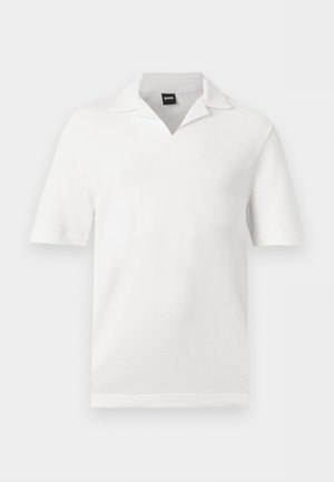 Polo blanc à manches courtes avec col ouvert et tissu texturé, étiqueté avec la marque BOSS au niveau du col.