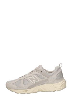 Beige New Balance 878 sneaker met mesh- en suèdepanelen, veterclosure en met kussen ondersteunde zool tegen een witte achtergrond.