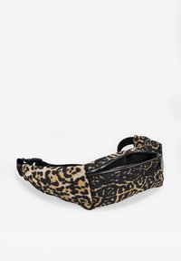 Riñonera con estampado de leopardo y acentos en negro, que cuenta con un bolsillo frontal con cremallera, correa ajustable y material de tela.