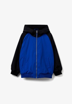 Blauw-zwarte capuchonjas met ritssluiting aan de voorkant, zijzakken en geribbelde manchetten; heeft contrasterende kleuren en een gladde textuur.