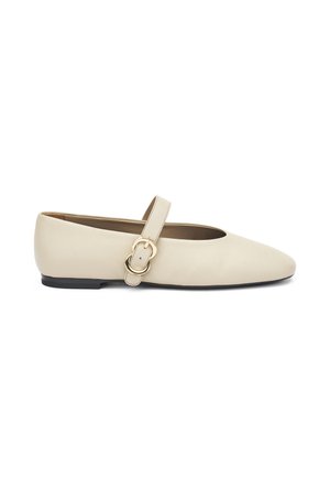 Ballerine in pelle beige con punta affusolata e una sola cinturino con fregio in tonalità oro. Suola piatta, texture liscia e design minimale.