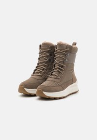 Bottes isolées marron avec un dessus textile lisse, des accents en daim, des lacets ronds, une doublure en fourrure et une épaisse semelle en caoutchouc blanche.