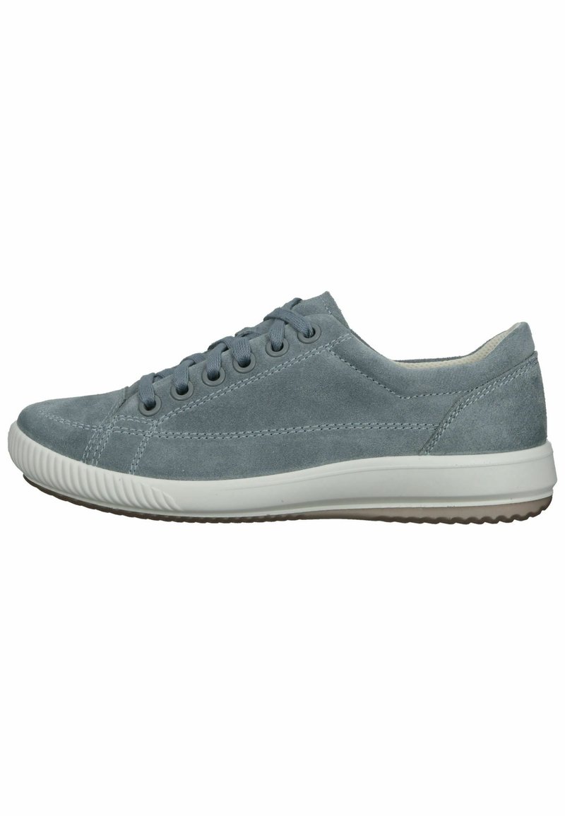 Baskets en suede bleu clair avec bouts ronds, design à lacets avec six œillets, détails de couture subtils et semelle en caoutchouc blanc.
